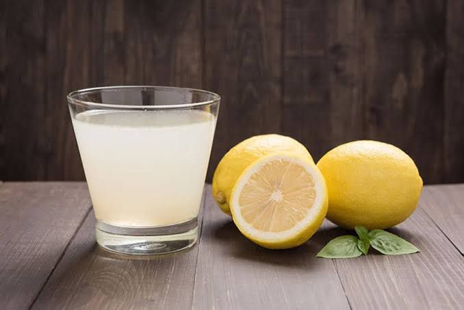¿Es bueno tomar agua tibia con limón en ayunas?